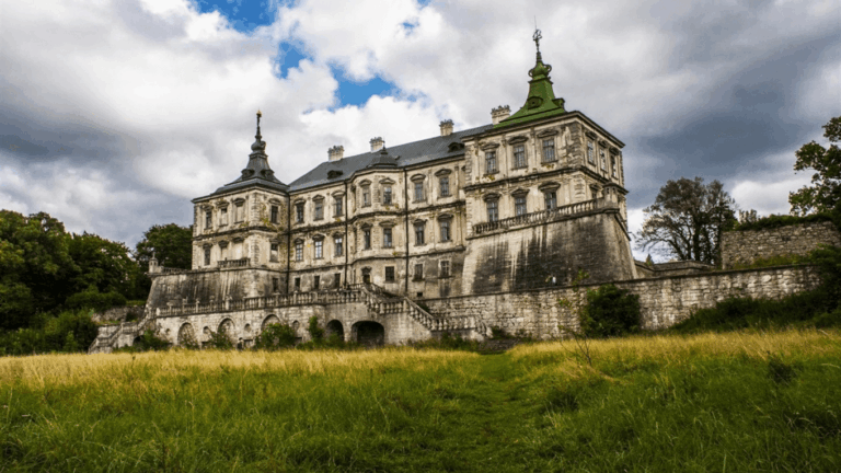 Палаци Львова в осінньому антуражі