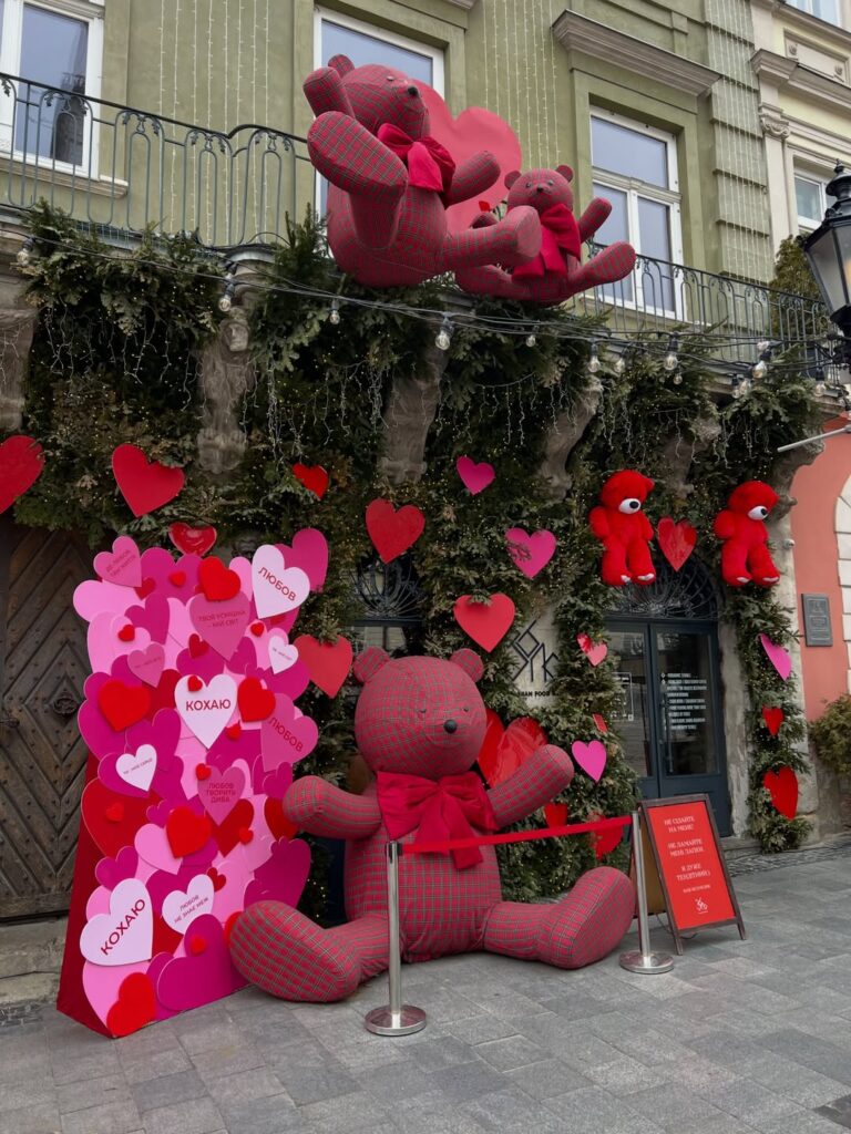 Святкові фотозони до Дня закоханих у Львові